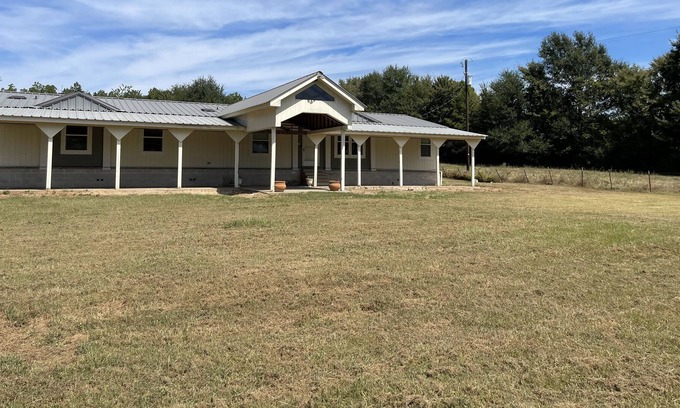 Palestine House | Nuna’s Bluff, 2 minutes away from The Texas State Railroad Park.
