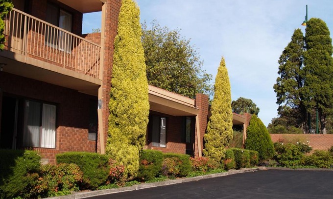 Blackburn Hotel | Nunawading Motor Inn: 4-Star Stay with Pool & Breakfast