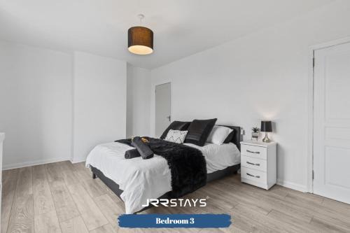 Nuneaton House | Pet-Friendly 3 Bedroom Stay in Nuneaton with Wi-Fi