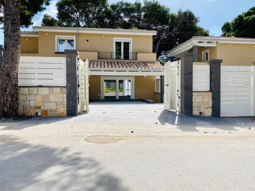 Porto Pino Apartment | Seaside Retreat: Nuova Residenza dei 7 Pini, Rated 9.4
