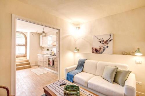 Rocca di Mezzo Apartment | Modern Apartment in Historic Center: Family-Friendly Stay