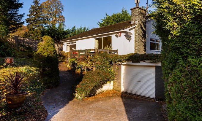 Lakeside House | Cozy NUTWOOD: Pet Friendly Retreat with Lakeside Fire