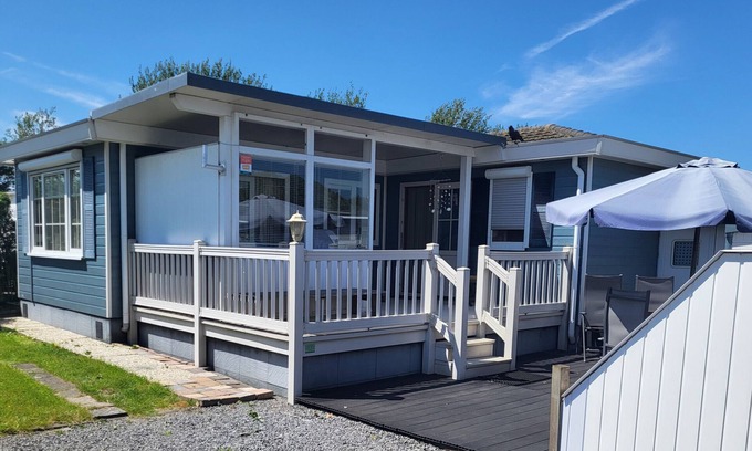 Nieuwvliet Ski Chalet | Relaxing Beach Resort NV 206 with Pool and Breakfast