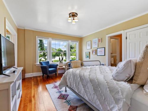 Alphabet Historic District House | Pet-Friendly NW Studio with Scenic View for Families