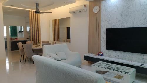 Kampung Shee Tan Apartment | Inviting Nyaman Sweet Home - Rated 10/10 & Child Friendly