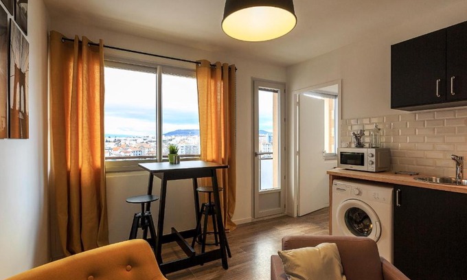 La Gare Apartment | Family-Friendly NYC Gare with Top Guest Rating of 8.9