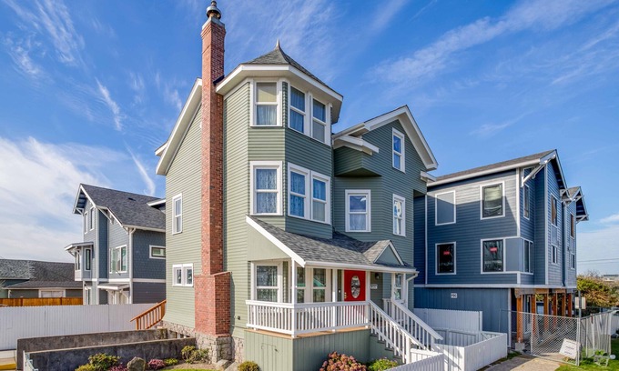 Newport House | Victorian Escape with Ocean Views and Beach Access