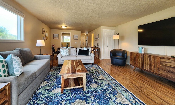 Newport House | Nye Beach! Restaurants, Shop & Walk to Beach!