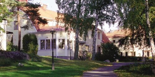 Norra Nynashamn Hotel | Discover Nynäsgården Hotell & Konferens: Pet-Friendly Stay