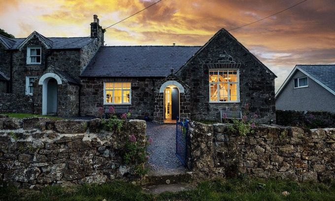 Brynsiencyn Cottage | Family-Friendly Nyth Y Wennol: Perfect for 8 Guests