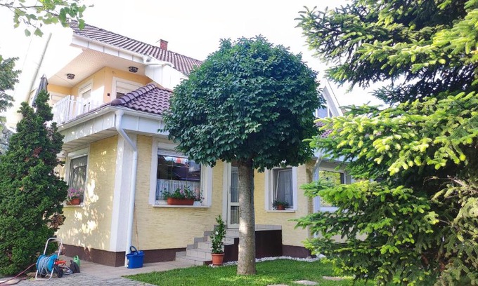 Szantod Apartment | Oázis Apartman: Top-Rated Getaway with Family-Friendly Amenities