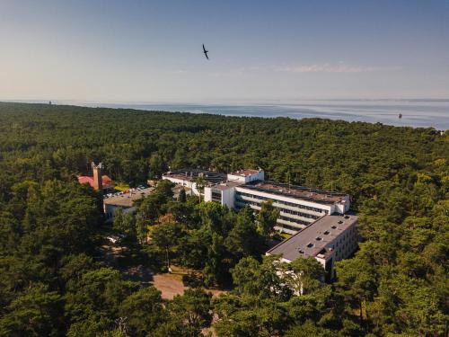 Jurata Resort | Beautiful Ośrodek Delfin Rewita with Oceanfront Pool Access