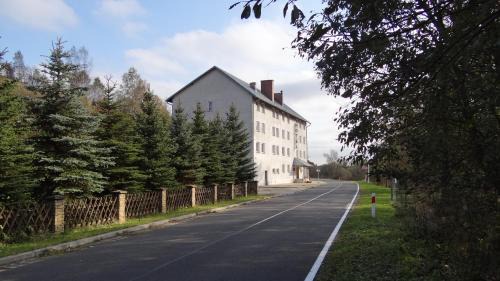 Mostowice Resort | Relax at Ośrodek Wypoczynkowy "Hotel Korona" with Pool & Pets