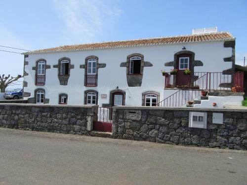 Angra do Heroismo Apartment | Explore O Antigo Lagar: Family-Friendly Retreat Awaits