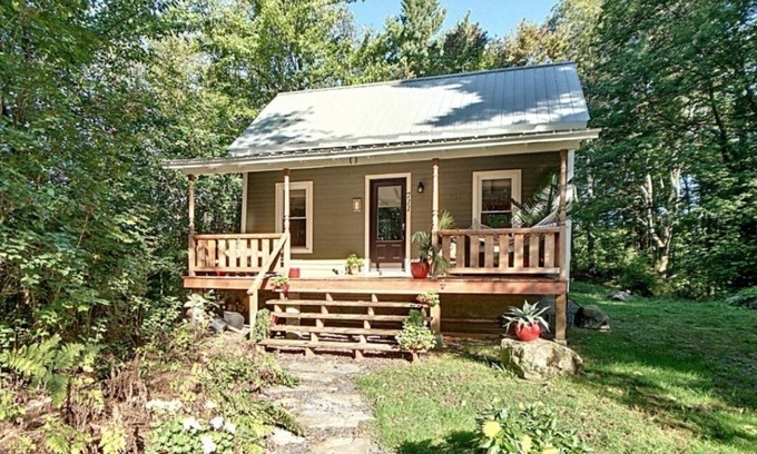 Lac-Brome Cabin | Pet-Friendly Ô Chalet Vert Just Minutes from Attractions