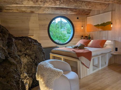 Jassat House | Cozy O'Chambon: Family-Friendly Stay with Breakfast & Hot Tub
