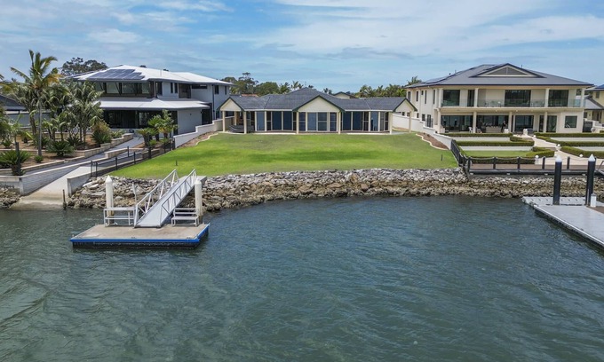 Yamba House | O'Grady's Rest: Oceanfront Retreat with Breakfast Included