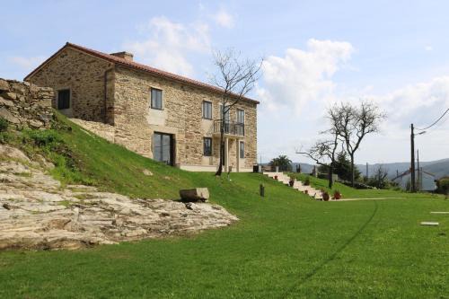 Ponteceso House | Discover O lar de San Fins: Family-Friendly Retreat