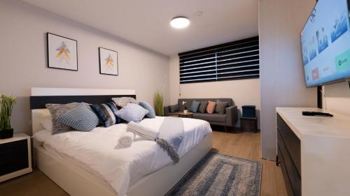 Rishon LeTsiyon Apartment | Family-Friendly Suites at O&O Group - The SeaGate Estate