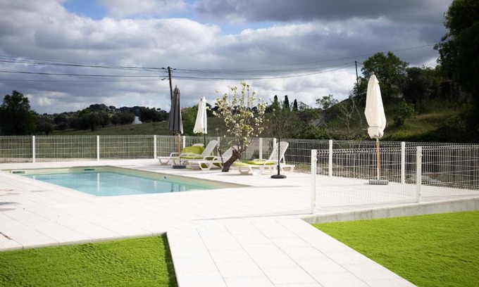 Alcanena Bed & Breakfast | Discover O Pombal: Oceanfront Retreat with Pool & Pet Friendly