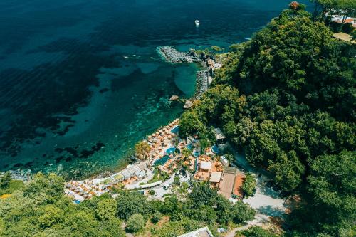 Casamicciola Terme Hotel | Relax at O' Vagnitiello: Coastal Retreat with Spa & Pool