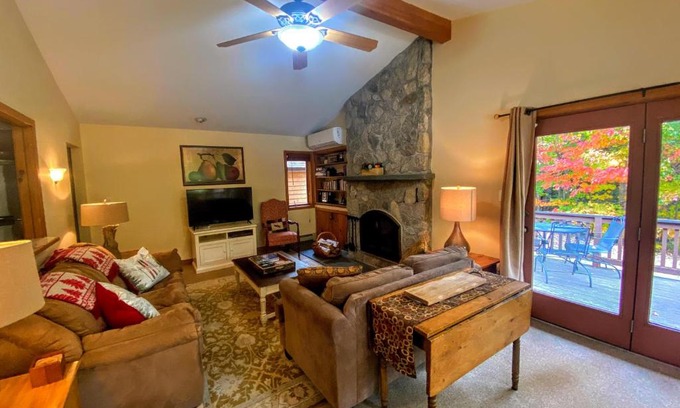 Bretton Woods Villa | Pet Friendly Bretton Woods Cottage with Large Patio