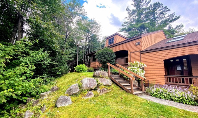 Bretton Woods House | O42 Newly Renovated Retreat with Ski Access and Unique Amenities