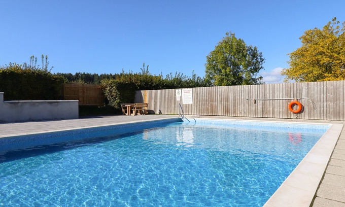 Kingsteignton Cottage | Discover Oak Apple: Family-Friendly Stays with Pool Access