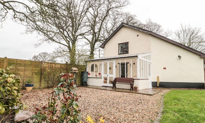 Cullompton Cottage | Discover OAK BARN: Pet-Friendly Holiday Cottage in Kentisbeare