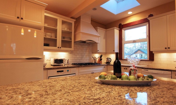 Gonzales House | Inviting Oak Bay House: Spa, Breakfast & Family-Friendly Stays