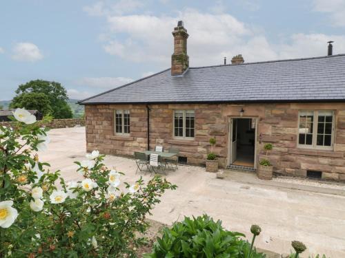 Crich House | Family-Friendly Stay at Oak Cottage - Fold Yards Retreat