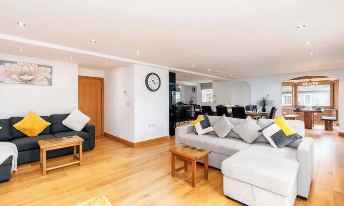 Knowle Sands House | Oak Cottage: Ideal for Family Gatherings & Relocators