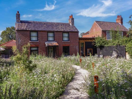 Hopton House | Pet-Friendly Retreat at Oak Cottage - 4-Star Comfort Awaits
