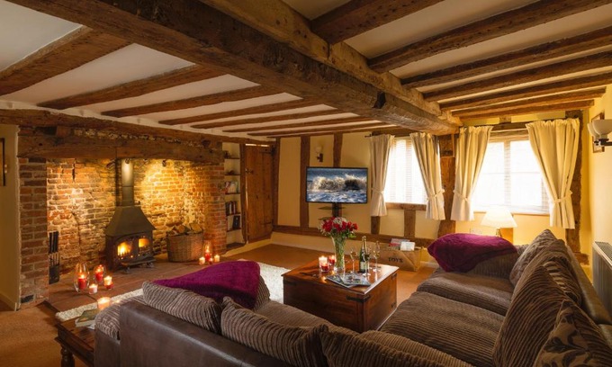 Stoke Ash House | Inviting Oak Cottage: Pet-Friendly Retreat with Hot Tub
