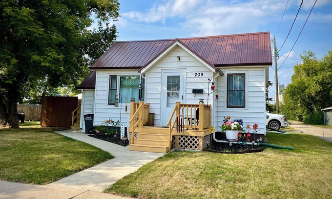 Bottineau House | Experience Oak Creek Granary: Pet-Friendly & Family Ready