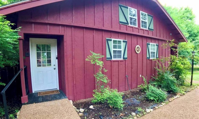 Eureka Springs Cabin | Experience Oak Crest Mountain Chalet with Hot Tub & Breakfast