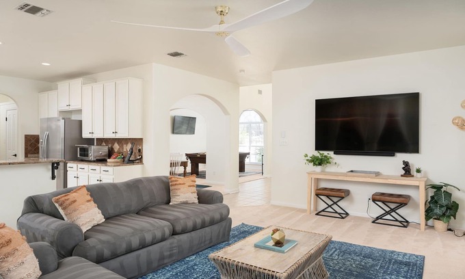 North San Antonio - SAT House | Oak Haven: Guest Rated 10/10 with Relaxing Hot Tub Access