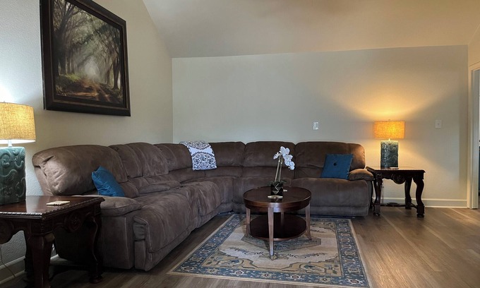 Malbis House | Experience Oak Haven: 10/10 Rated with Pool & Pet-Friendly!