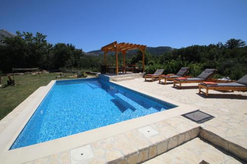 Zadvarje House | Experience Oak House: Oceanfront Bliss with Exceptional Ratings