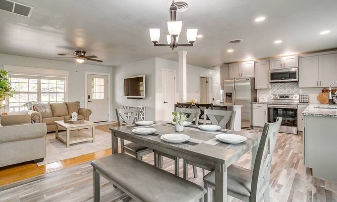 Granbury House | Elegant Oak House Near Granbury Square with Ocean Views