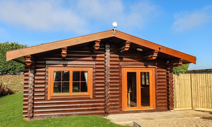Castle Bytham Cottage | Family-Friendly Oak Lodge with Pool and Spa in Greetham