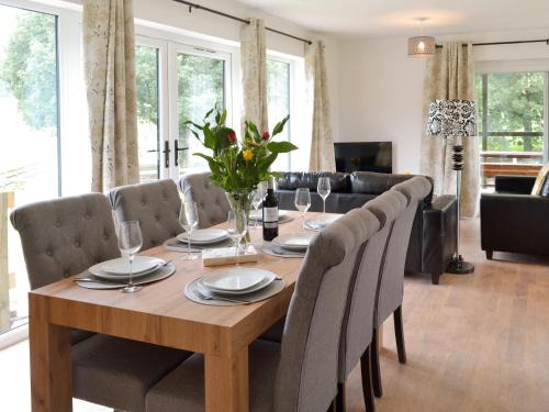 Binsted House | Discover Oak Lodge: Guest Rated 9.4 with Family and Pet Perks