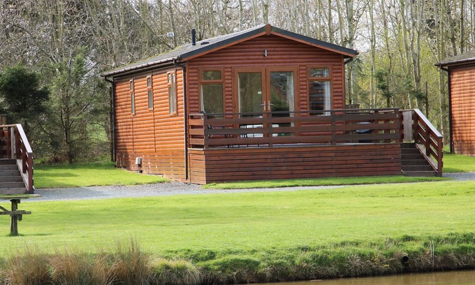 Shrewsbury Cottage | Inviting Oak Lodge: Pet-Friendly Retreat with Pool & Spa