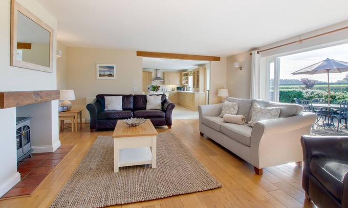 Foxley House | Cozy Oak Lodge: Family-Friendly Retreat with Kitchen & Breakfast