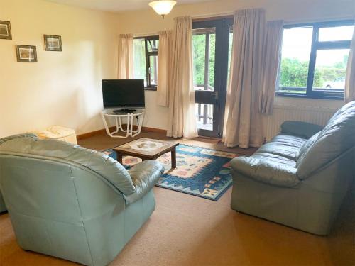 Bromham House | Family-Friendly Oak Lodge with Kitchen & Pet Amenities