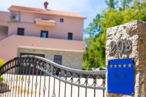 Sveti Vid Dobrinjski Apartment | Oceanfront Oak Meadow Apartment - 5-Star Guest Rated Haven