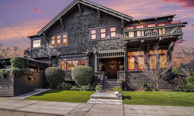 Upper Telegraph Apartment | Pet-Friendly Oak Suite with Kitchen for Unforgettable Stays