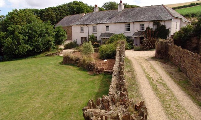 Washbourne House | Discover Oak Tree: 4-Star Gem with Pool & Pet-Friendly Perks