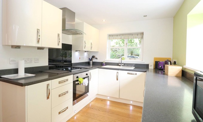 Crostwick Cottage | Relax at Oak Tree Lodge with Spa, Hot Tub & Family Amenities