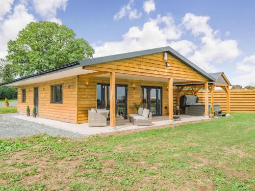 Kington House | Inviting Oak Tree Lodge - Guest Rated 9.8 with Hot Tub